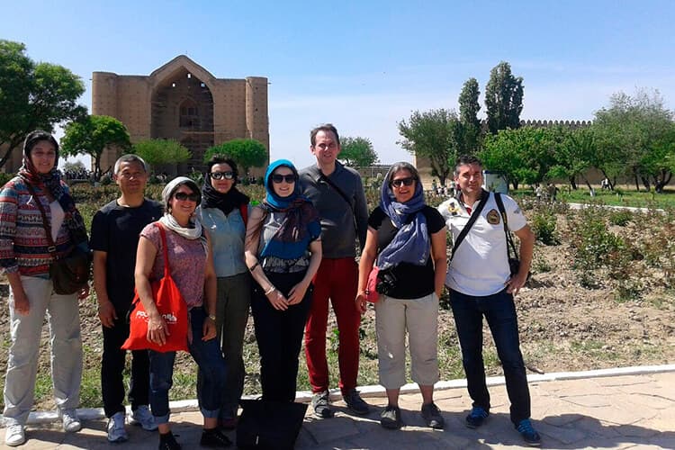 ТУРИСТЫ У МАВЗОЛЕЯ Х.А ЯССАВИ