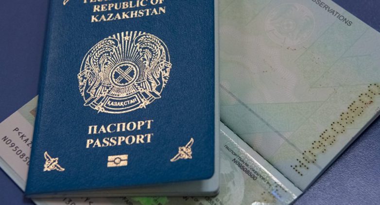 В Казахстане отменят вклеивание фото детей в паспорта родителей